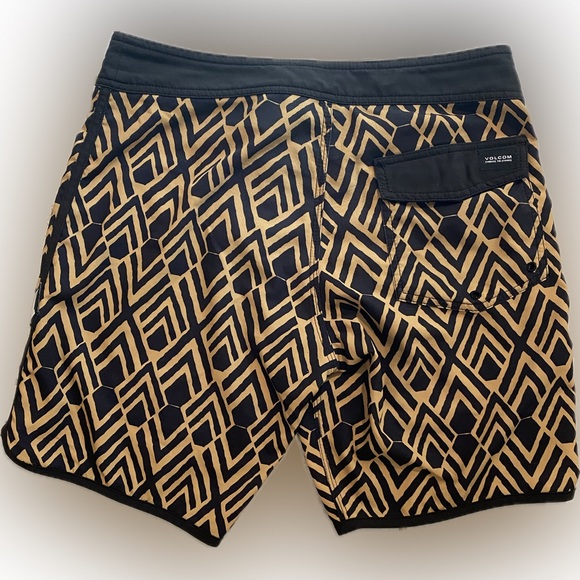 Volcom mod tech board shorts, size 30, good pre owned condition - Picture 2 of 4